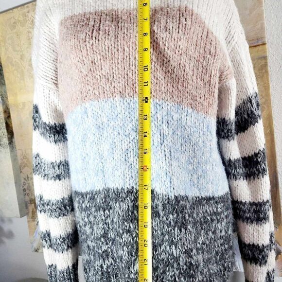 Used: American Eagle Knitted sweater Size M - Picture 6 of 10